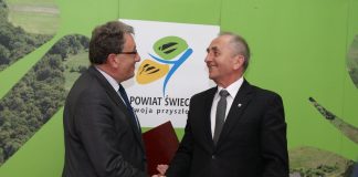 Starosta Świecki Franciszek Koszowski oraz Starosta Jarosławski Tadeusz Chrzan dziękują sobie za podpisanie umowy