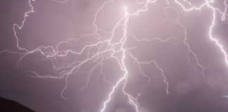 Zachmurzone niebo z błyskawicami