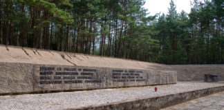 Powiat Świecki pomoże w remoncie mogiły w Mniszku