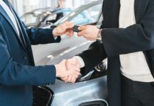 Przekazanie kluczyków od samochodu u dealera