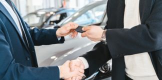 Przekazanie kluczyków od samochodu u dealera