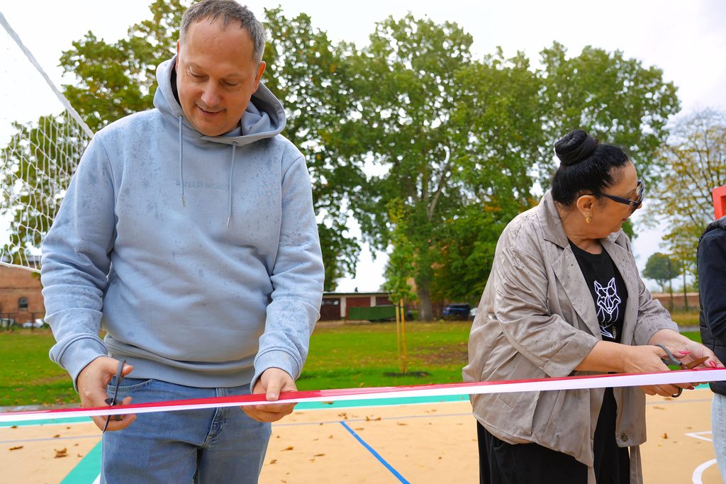 Otwarcie boiska wielofunkcyjnego przy Placówkach Opiekuńczo – Wychowawczych w Bąkowie