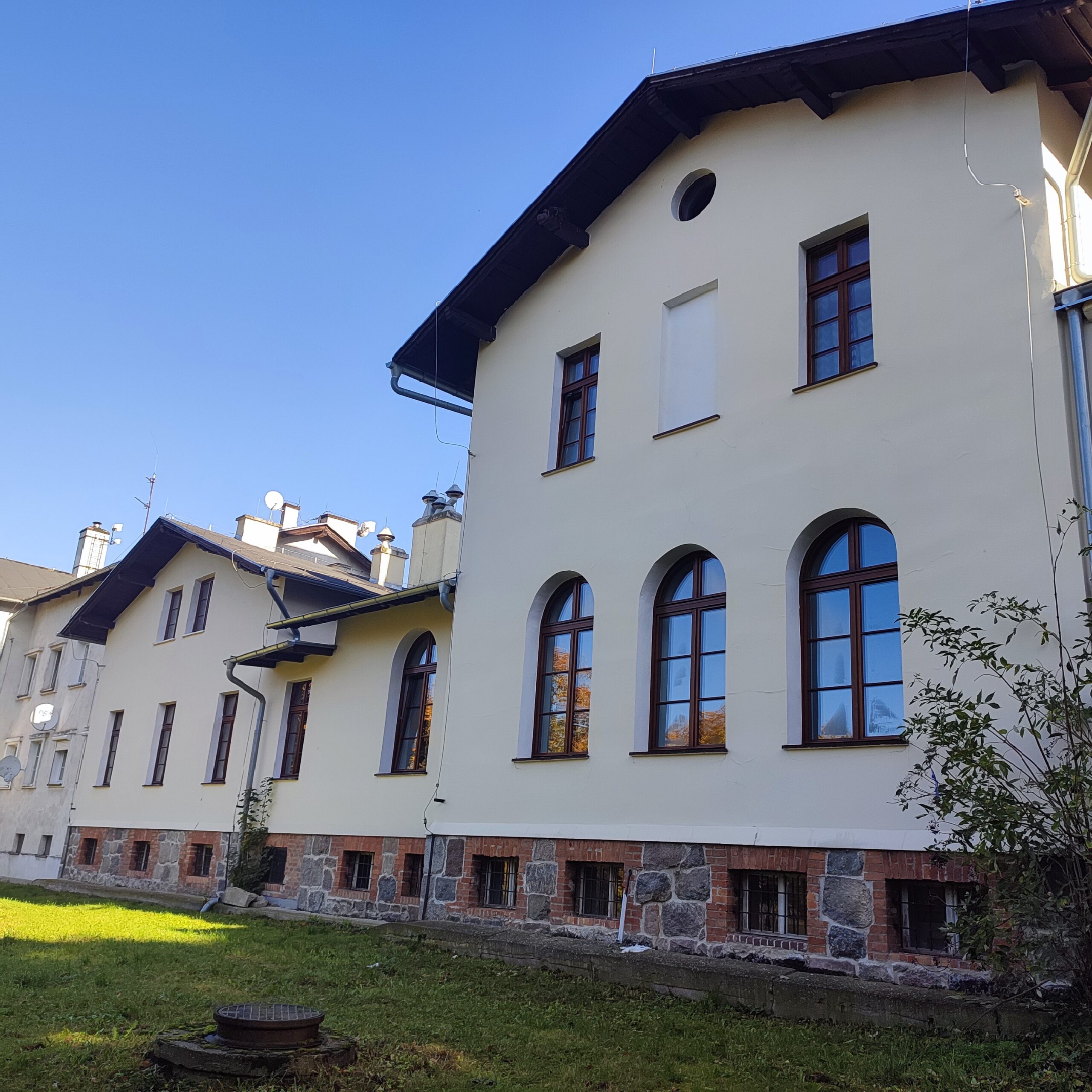 Wymiana okien w placówkach w Bąkowie