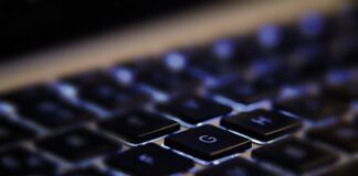 Detektyw w świecie mediów: Jak rozpoznawać cyfrowe fałszerstwa?